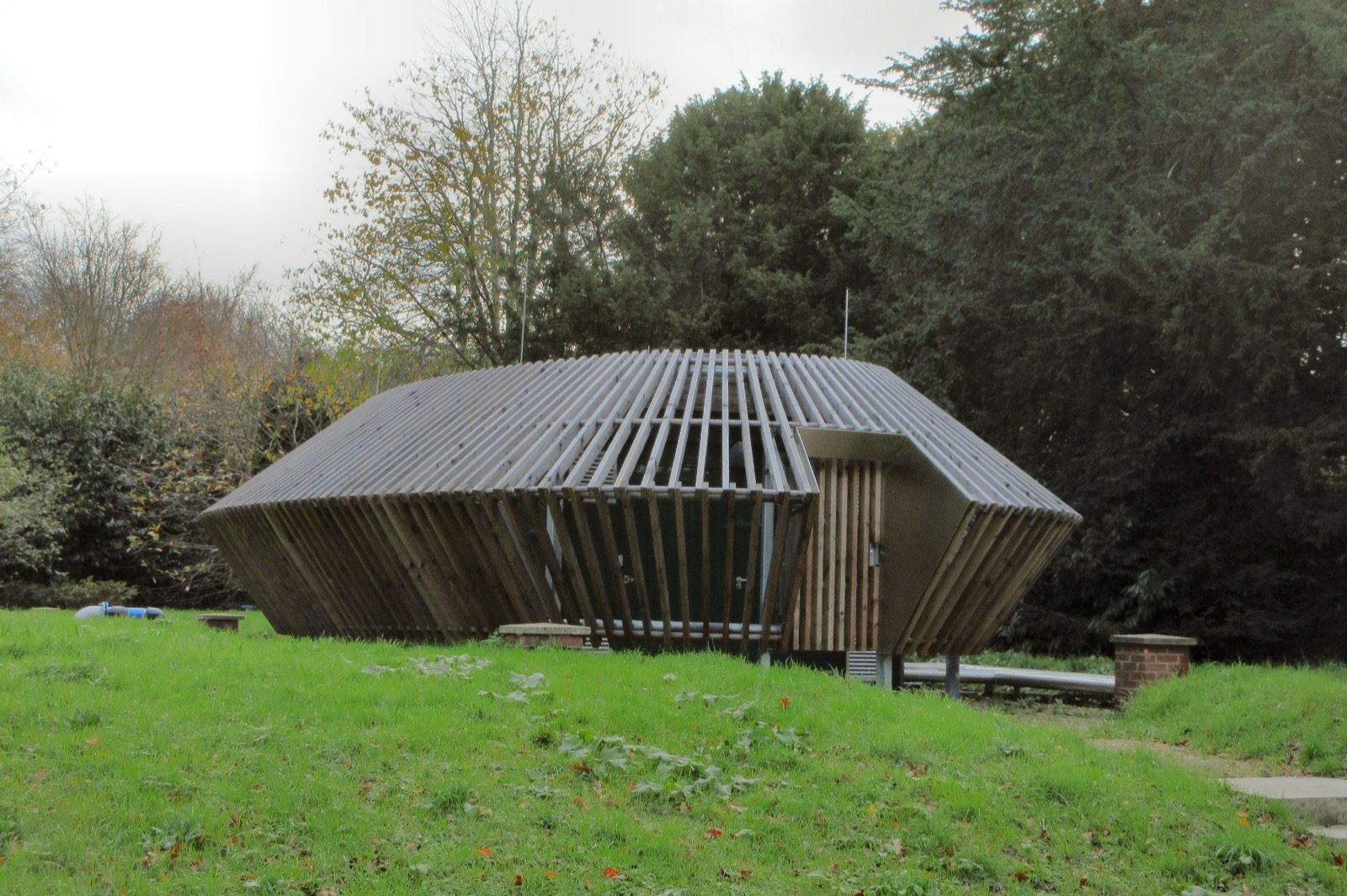 Petit local abritant une pompe de puits